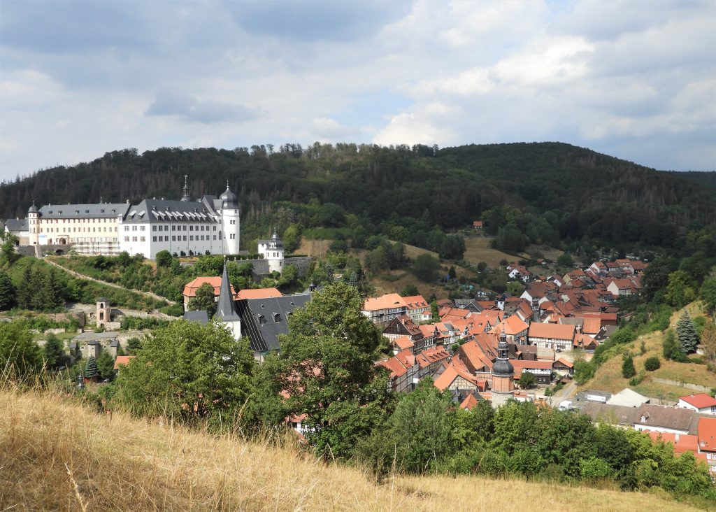 Hier sieht man das Schloss Stolberg / Harz, Fachwerkhäuser und die  wunderschöne Natur die Stolberg umgibt.