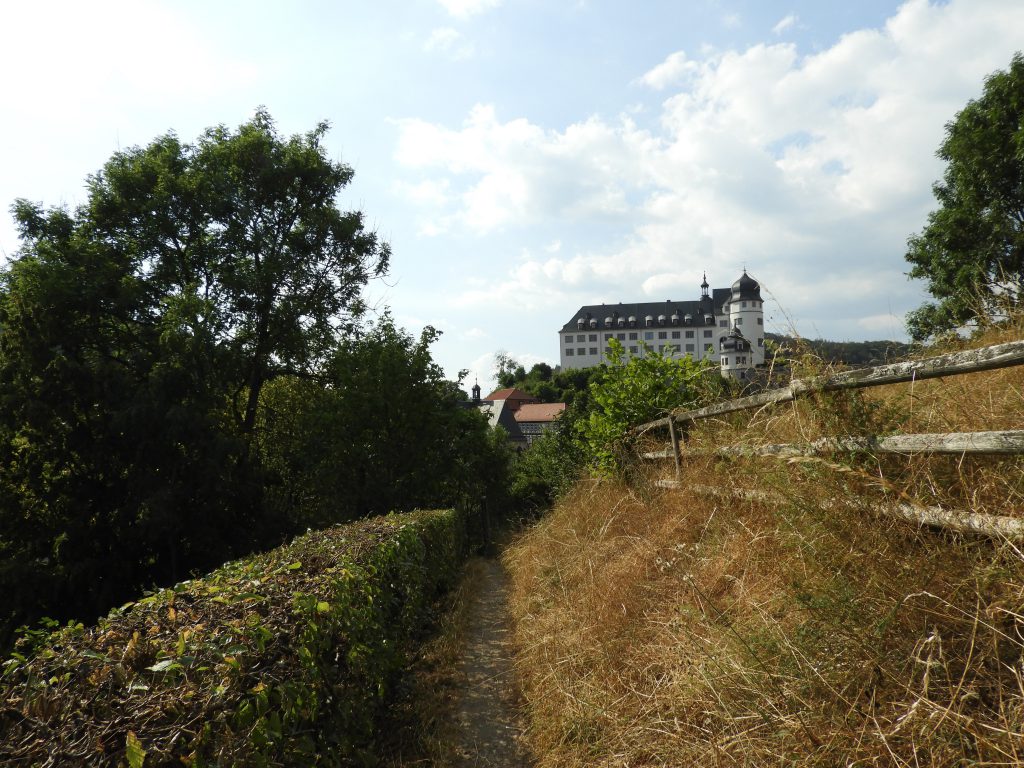 Hier sieht man den unteren Bandweg  und das Schloss Stolberg aus dem 13. Jahrhundert. Entdecken Sie bei eine Wanderung auf dem Band Weg um Stolberg die Natur 