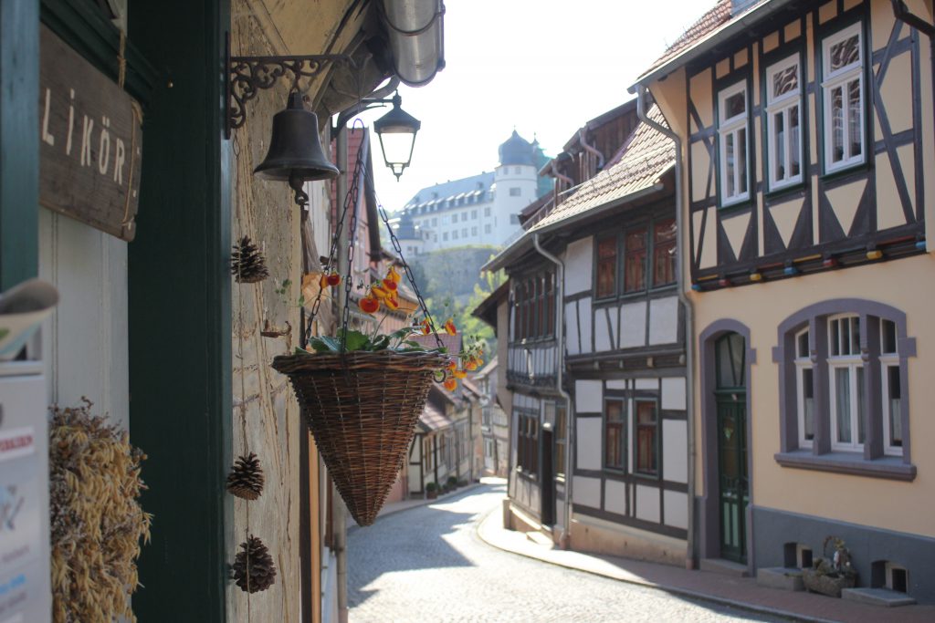 Entdecken Sie alte Gassen und liebevoll gestaltete Fachwerkhäuser. Stolberg im Harz ist ein romantisches kleines Städtchen. 