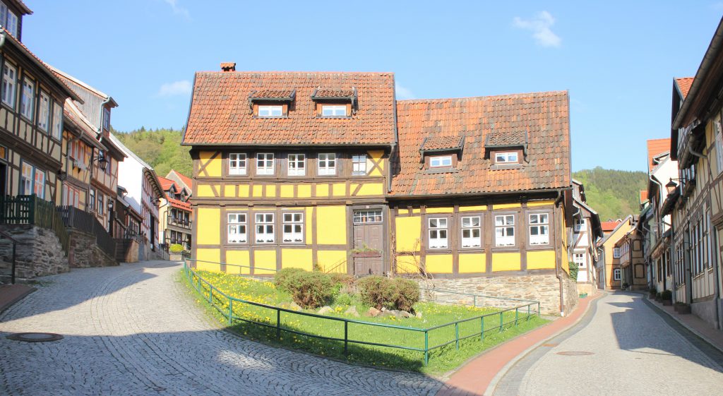 Hier sieht man das liebevoll saniertes Fachwerkhaus von Ulf Sautor, Buchautor 
Bisher im Selbstverlag herausgegebene Bücher: Vom Alltag in der mittelalterlichen Stadt Stolberg im Harz.
Das Geburtshaus des Thomas Müntzer. Die Eselsgasse in Stolberg / Harz. Auf Martin Luthers Spuren in Stolberg /  Harz. Curiosa Fröhliches, Böses, Komisches und Gruseliges Aus dem Alltag in Stolberg / Harz.
Johann Gottfried Schnabel in Stolberg/ Harz.
Die Hexenverfolgung in Stolberg/ Harz und Die Hintergasse