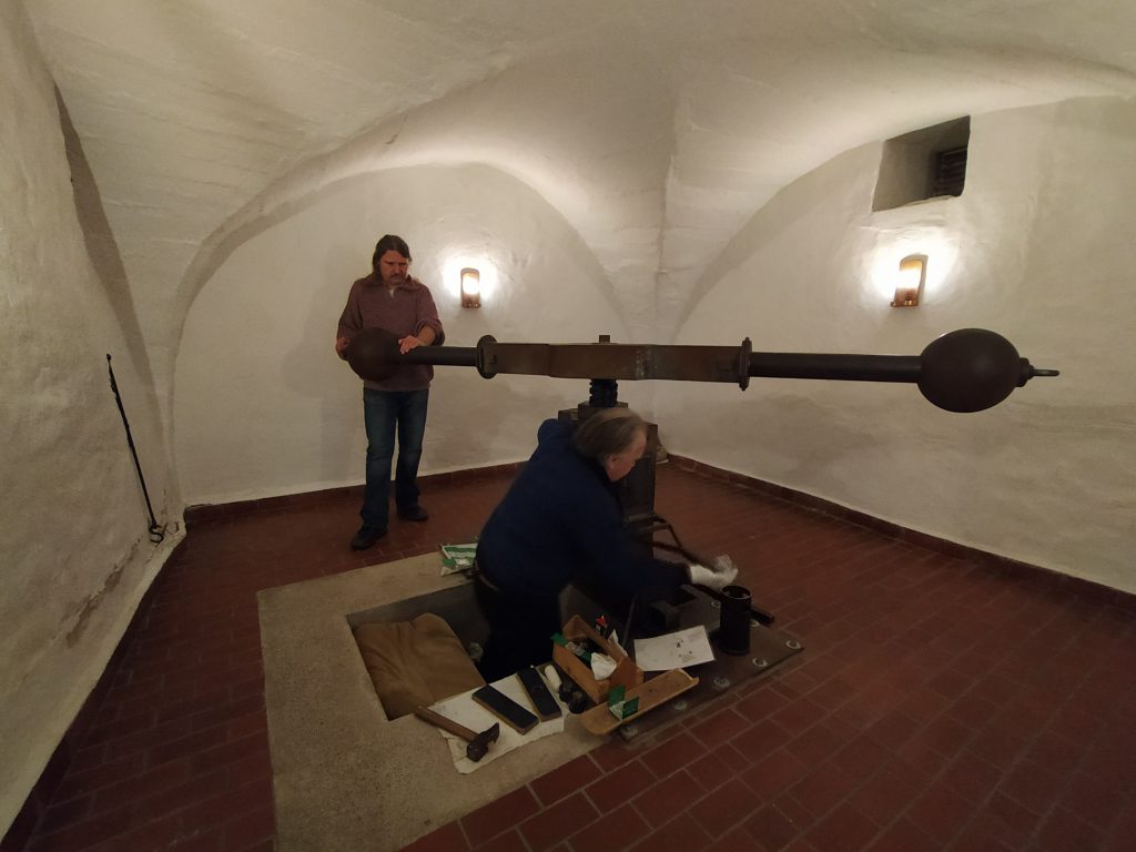 Abprägen derJahresmedaille in der Alten Münze in Stolberg (Harz)2019 Der Münzmeister und sein Geselle geben ihr Bestes