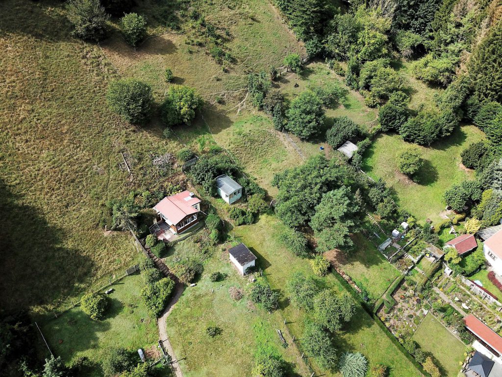 Hier sieht man einige kleine Wochenendhäuser die Stolberg / Harz umgeben. Sie bieten Ihnen Ruhe und gemütliche Stunden nahe der Natur. Hier in der Niedergasse 72-74 hinter dem GUSTO Stolberg GUSTO Stolberg - Restauration :: Ferienwohnungen :: Konzerte.