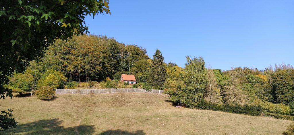 Hier sieht man ein Wochenendhaus umgeben von Wäldern und Wiesen in Stolberg (Harz) 
Unterwegs auf dem Bandweg.