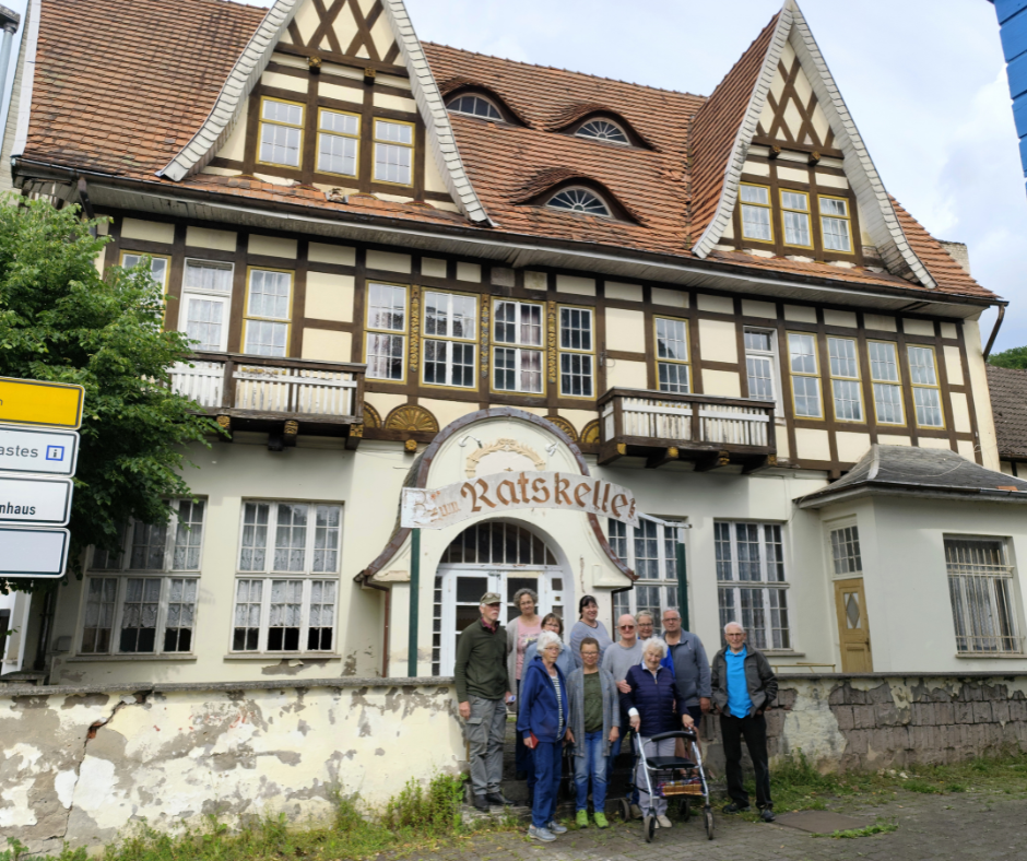 Buerger des von suelzhayn vor der historischen villa. Bürger setzen sich für den Erhalt der historischen Villa von Sülzhayn ein