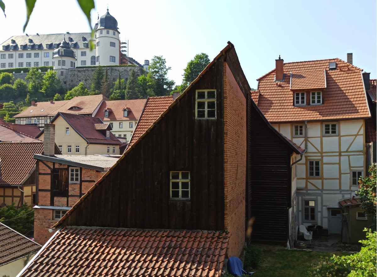 Blick vom Garten aus, mit Aussicht zum Schloss Stolberg.