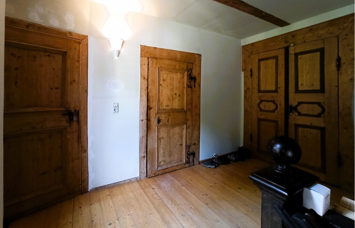 Der Flur im 1.Stock und Zugang zur 3. Raumwohnung / Eigentümerwohnung.