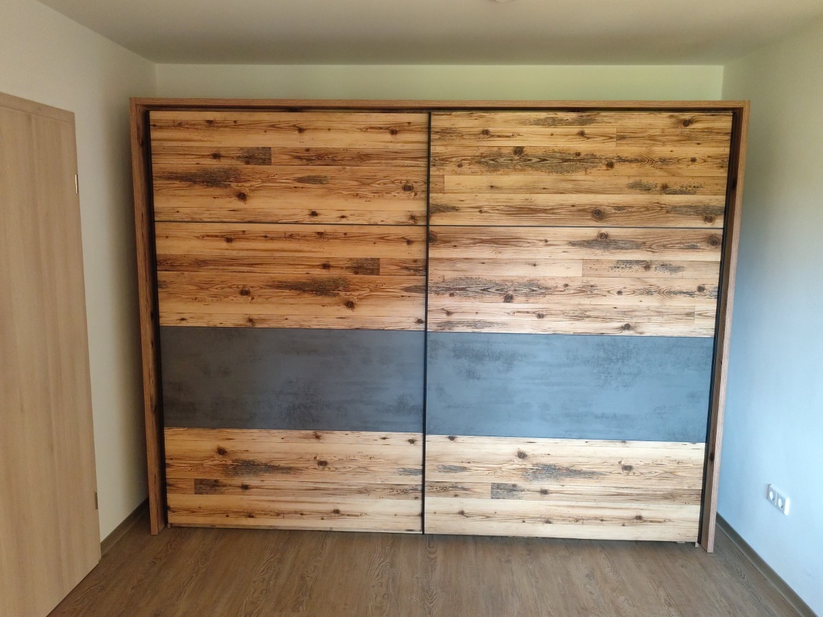 Bestand-Kleiderschrank im Schlafzimmer