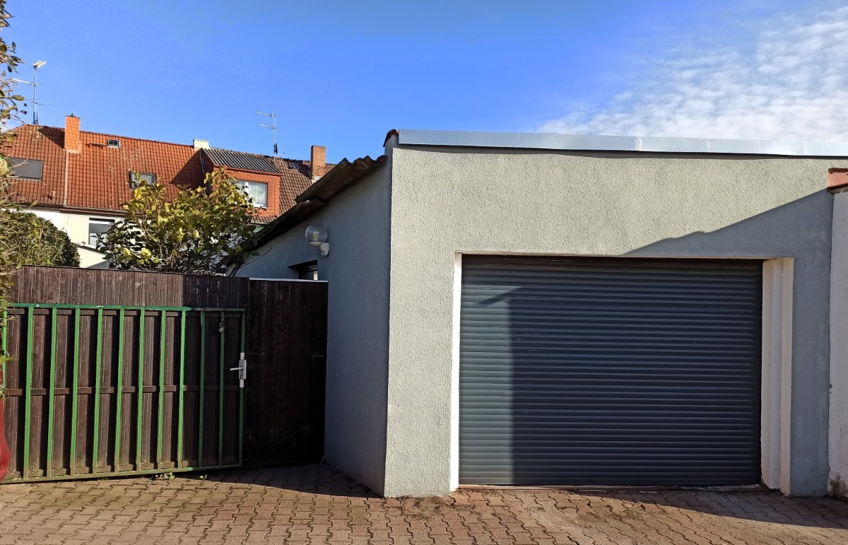 Die Garage und der Zugang zum Grundstück über den Garten