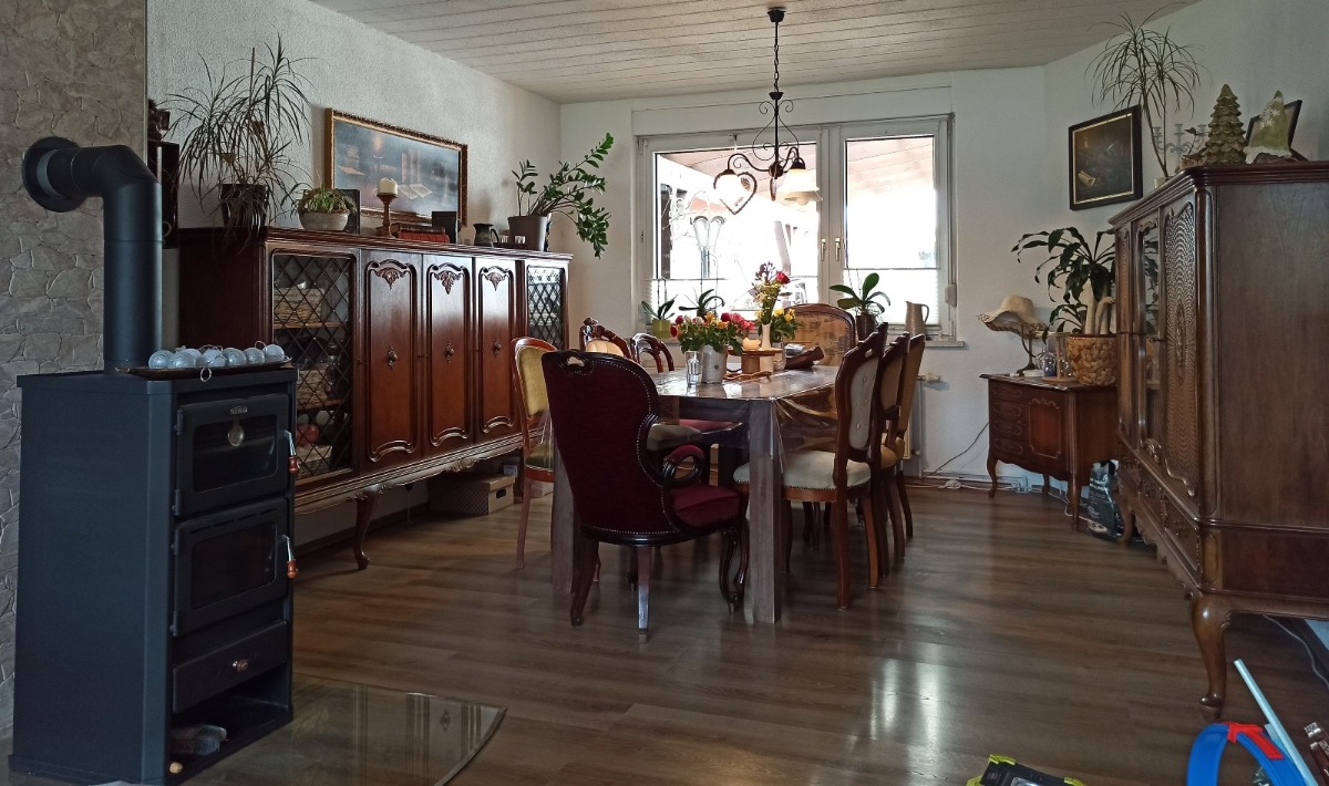 Das große und helle Wohnzimmer mit Kaminofen und Essbereich