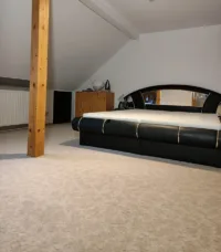 Das geräumige Zimmer im Dachgeschoss mit Dachgaube