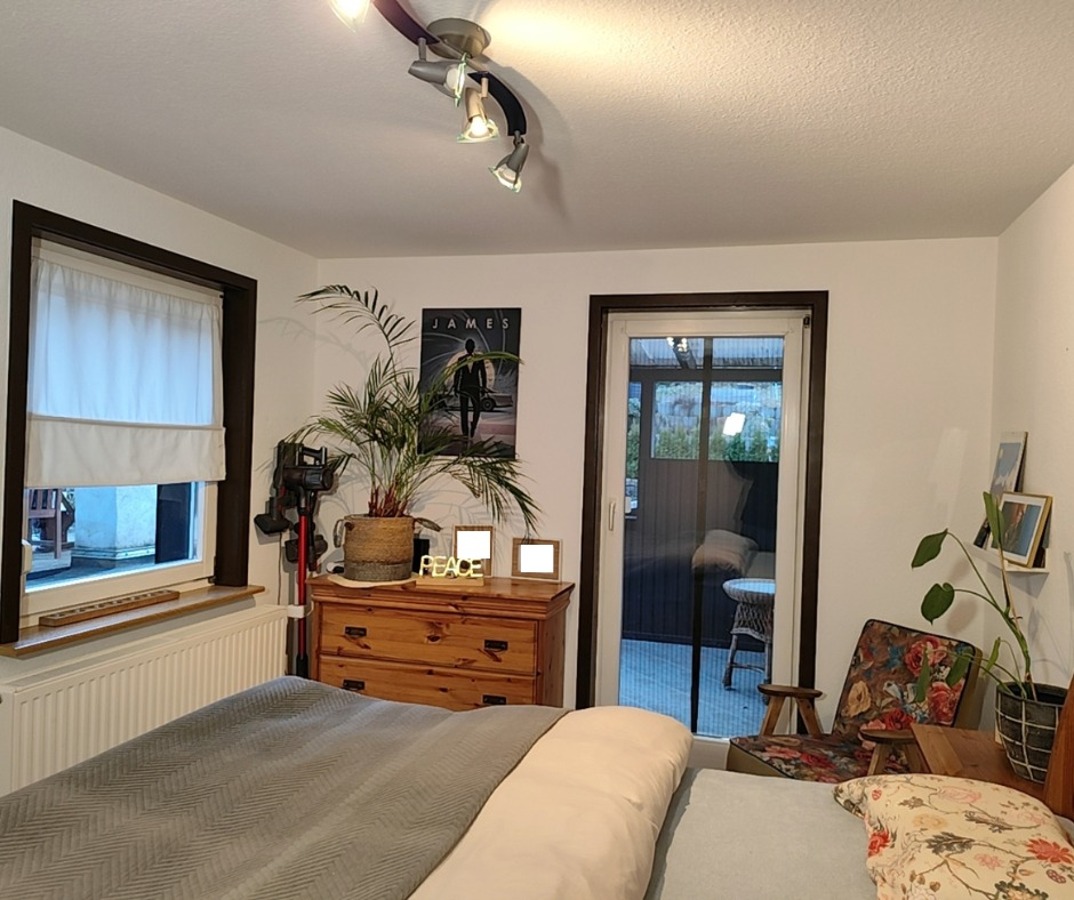 Das Schlafzimmer mit Zugang zur Dachterrasse