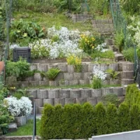Ansicht zum kleinen Garten mit Terrasse