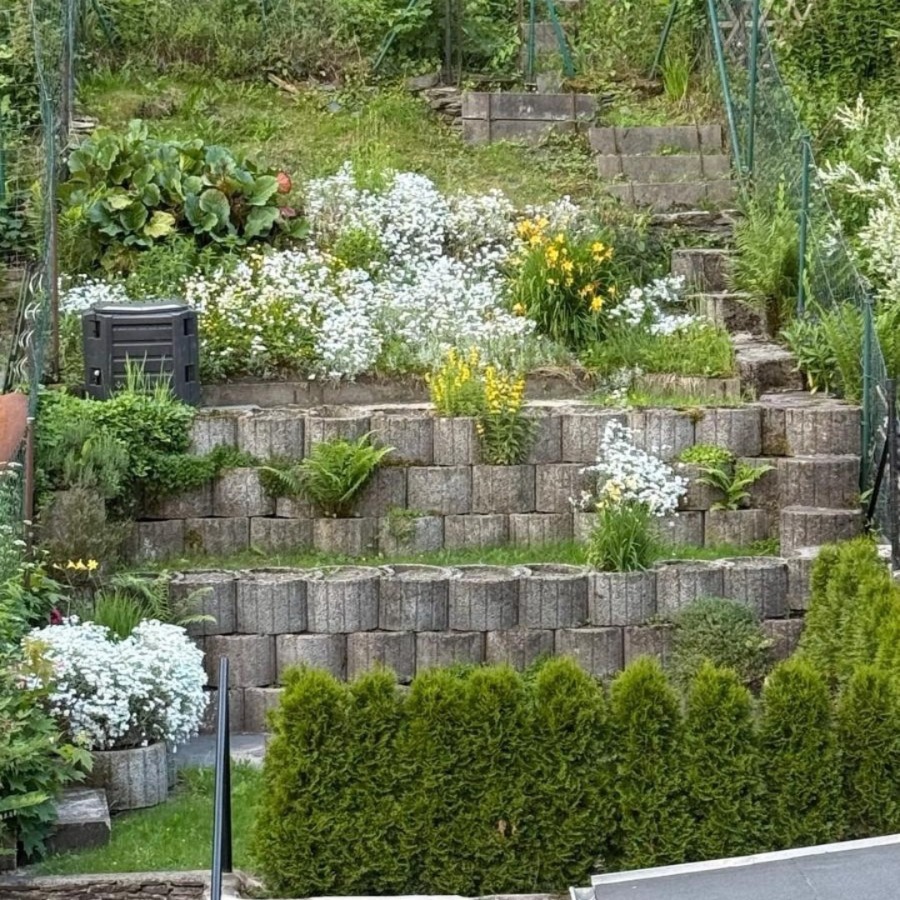 Ansicht zum kleinen Garten mit Terrasse
