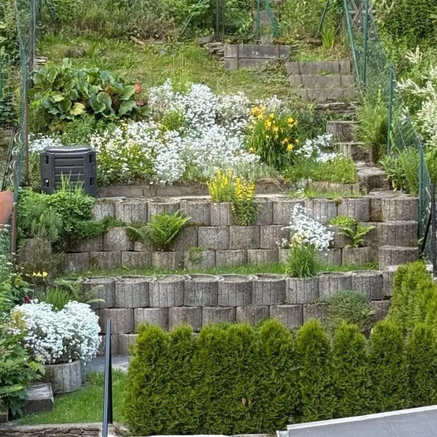Ansicht zum kleinen Garten mit Terrasse