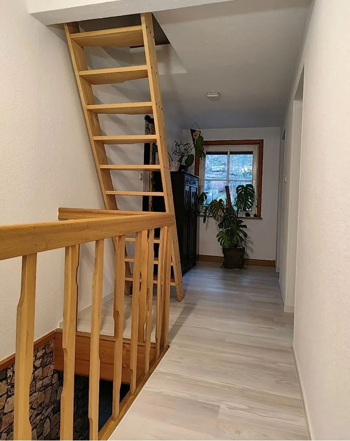 Flur im Obergeschoss-Zugang zu den 3-Schlafzimmern und Dachterrasse