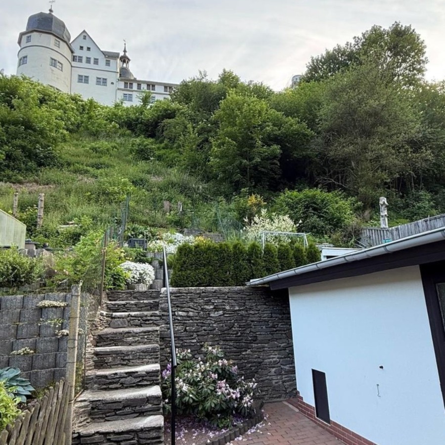 Zugang zur kleinen Terrasse unterhalb des Schlosses