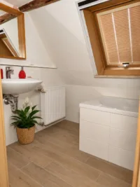 Das Bad mit Wanne im Obergeschoss
