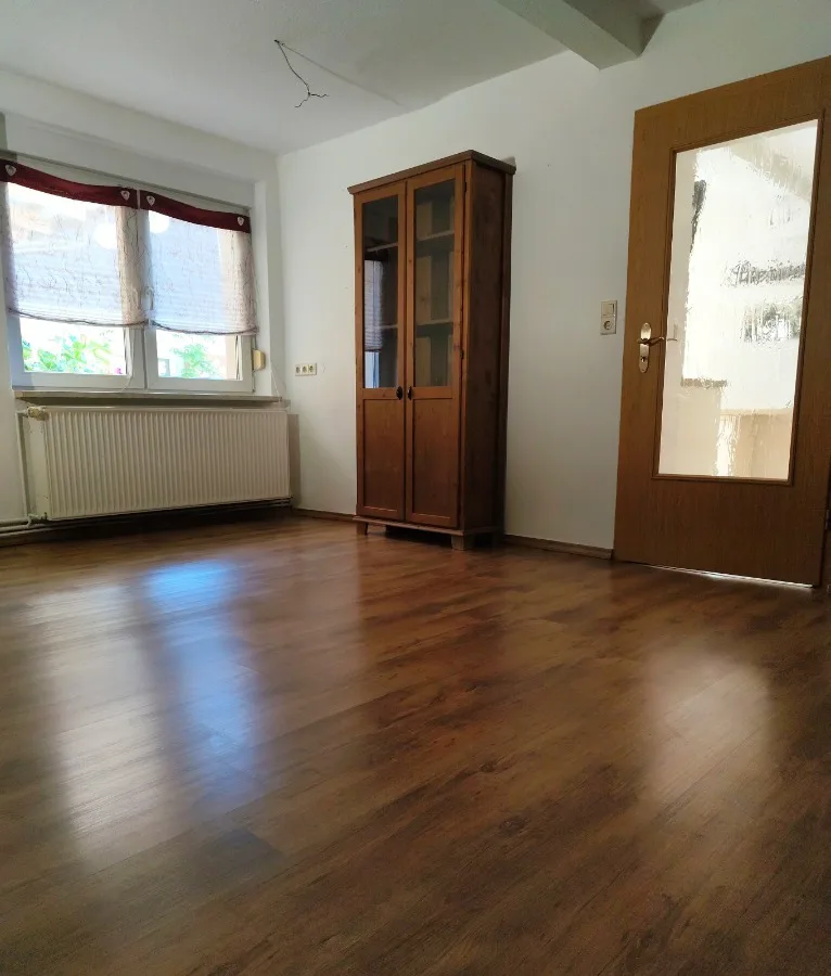 Das Ess-oder Wohnzimmer im Erdgeschoss-teilmöbliert