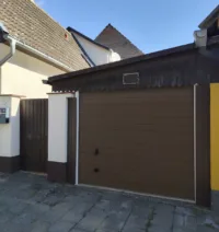 Carport mit elektrischem Rolltor