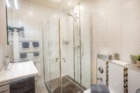 Das helle Bad mit einer ebenerdigen Dusche