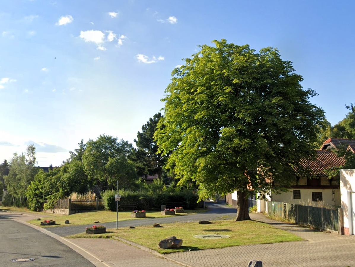 Ansicht von der Straße in Richtung Immobilie