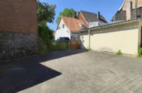 Einfahrt mit Hoftor