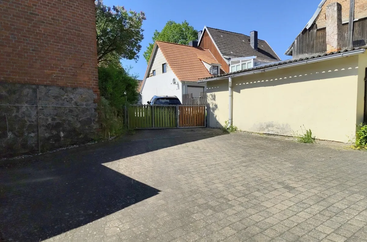 Einfahrt mit Hoftor