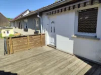Die kleine Terrasse der Wohnung Obergeschoss mit Eingang