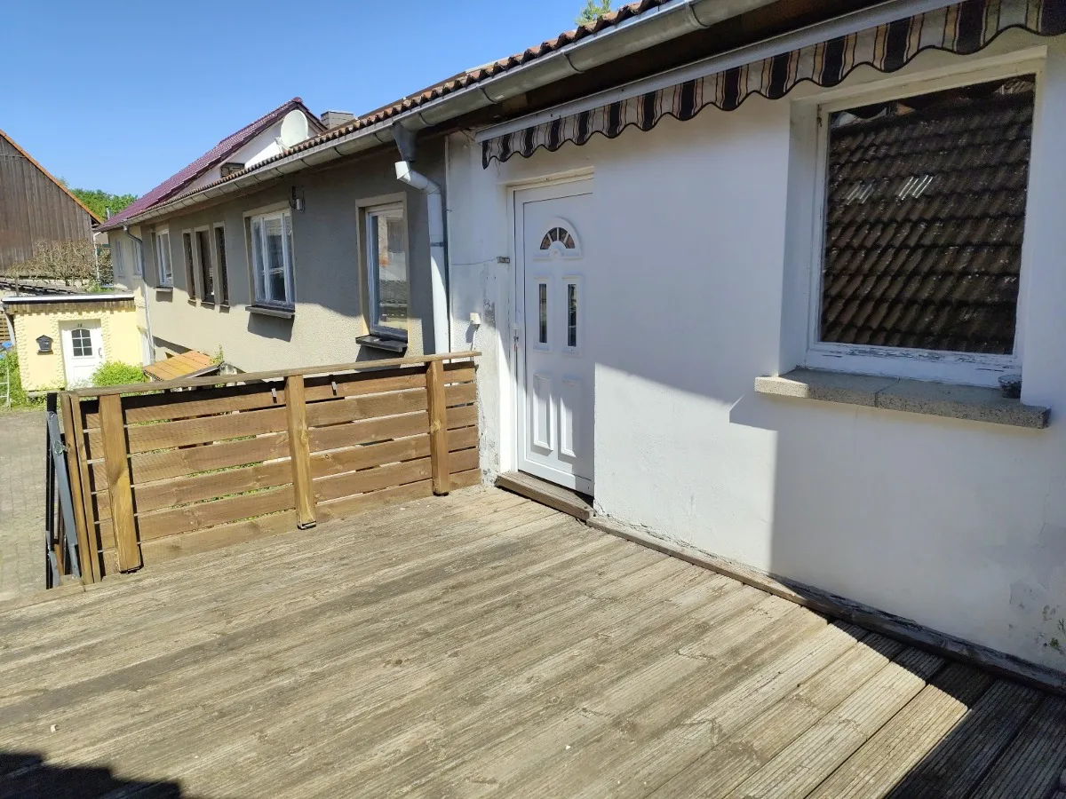 Die kleine Terrasse der Wohnung Obergeschoss mit Eingang