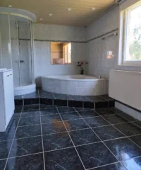 Das helle Bad mit Eckwanne und Dusche