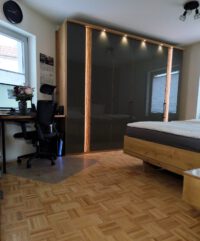 Modernes Schlafzimmer mit Design-Kleiderschrank