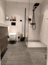 Modernes Designbad mit bodengleicher Walk-In-Dusche