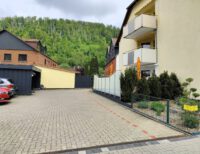 Die Zufahrt zum gepflegten Grundstück