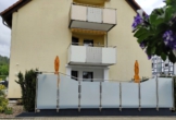 Die Terrassenwohnung mit modernem Sichtschutz - Modernisierte 3-Zimmer-Terrassenwohnung mit neuer Einrichtung & großer Süd-/West-Terrasse