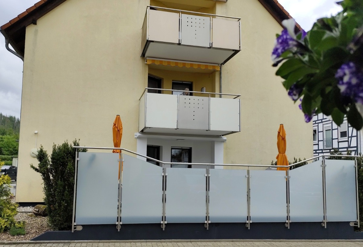 Die Terrassenwohnung mit modernem Sichtschutz