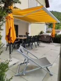 Großzügige Süd-/West-Terrasse und angenehmer Privatsphäre