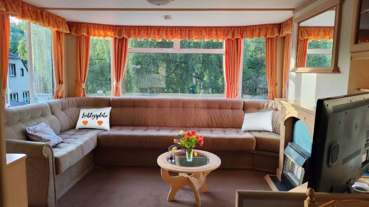 Das gemütliche helle Wohnzimmer