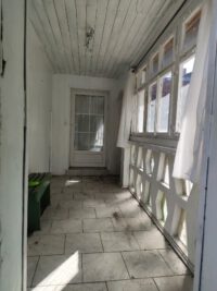 Hauseingang mit kleiner Veranda