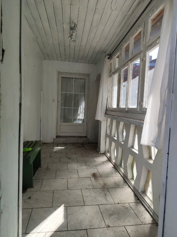 Hauseingang mit kleiner Veranda