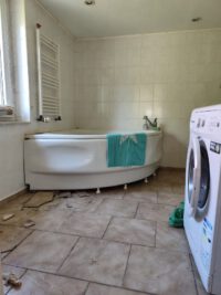Das Bad mit Fenster im Erdgeschoss