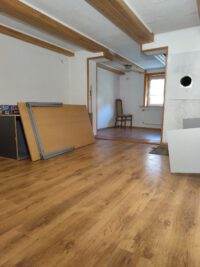 Wohnzimmer im Obergeschoss, Ansicht zur Küche_