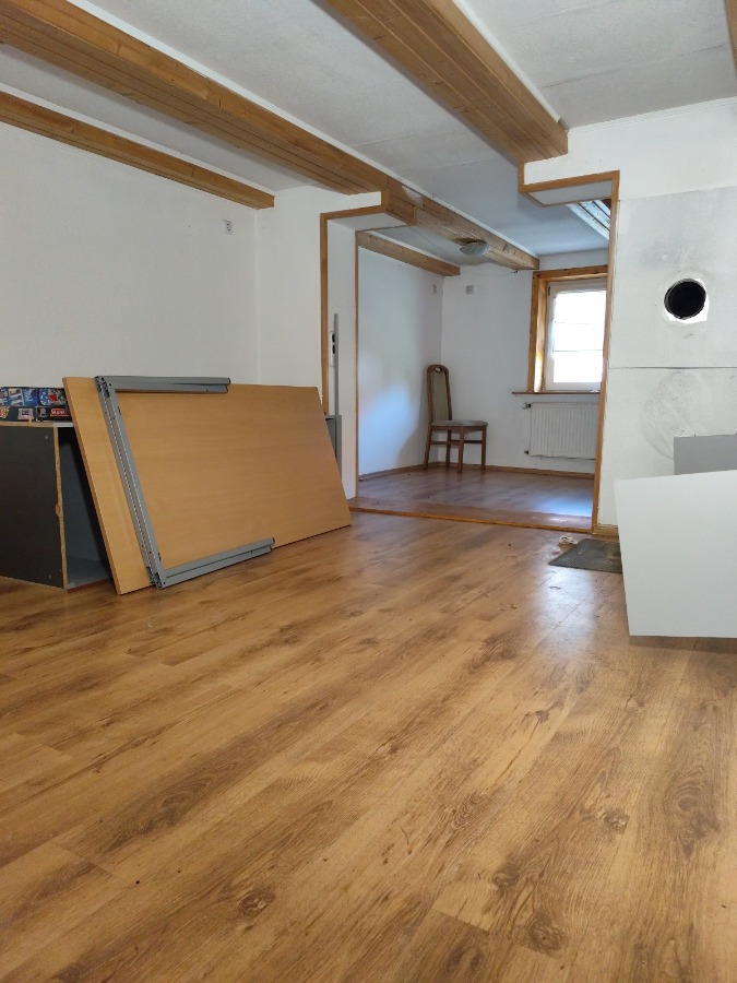 Wohnzimmer im Obergeschoss, Ansicht zur Küche_