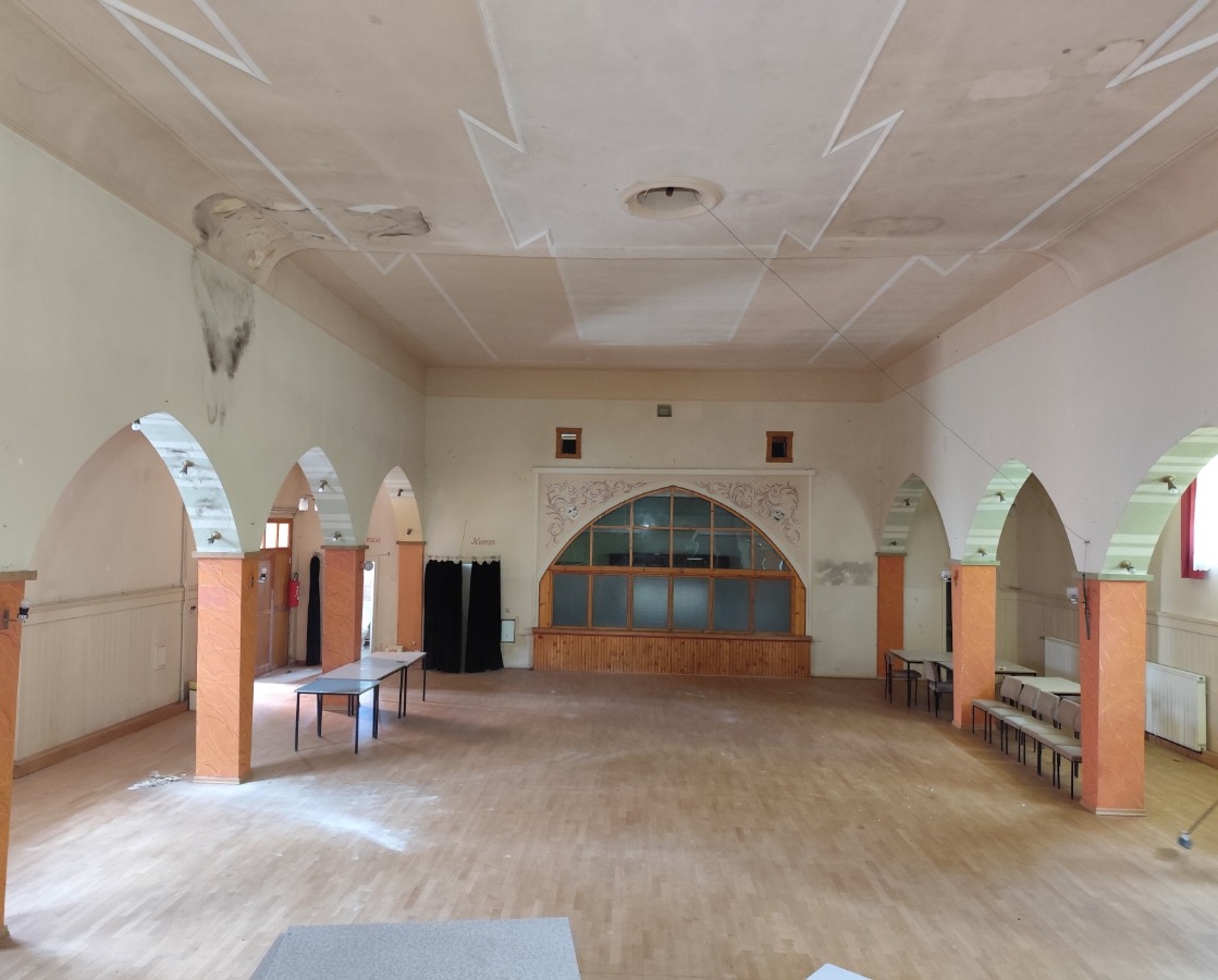 Der Saal im Inneren, im hinteren Teil die Küche-Zubereiter-Küche