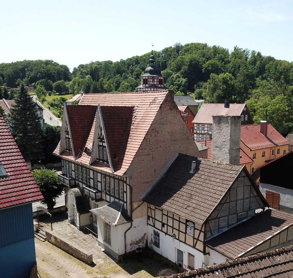 Ansicht vom Saalgebäude auf die Villa