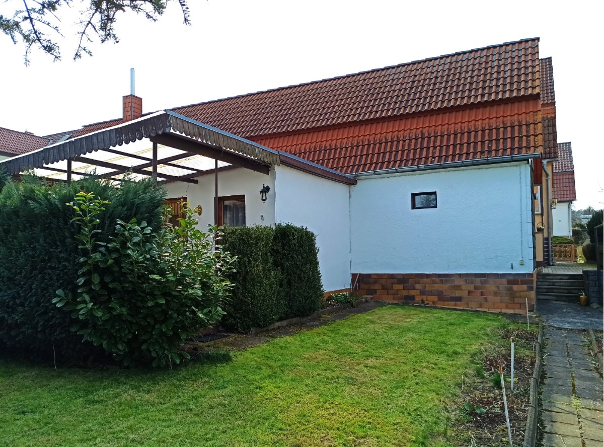 Das Gartenhäuschen mit kleiner Terrasse