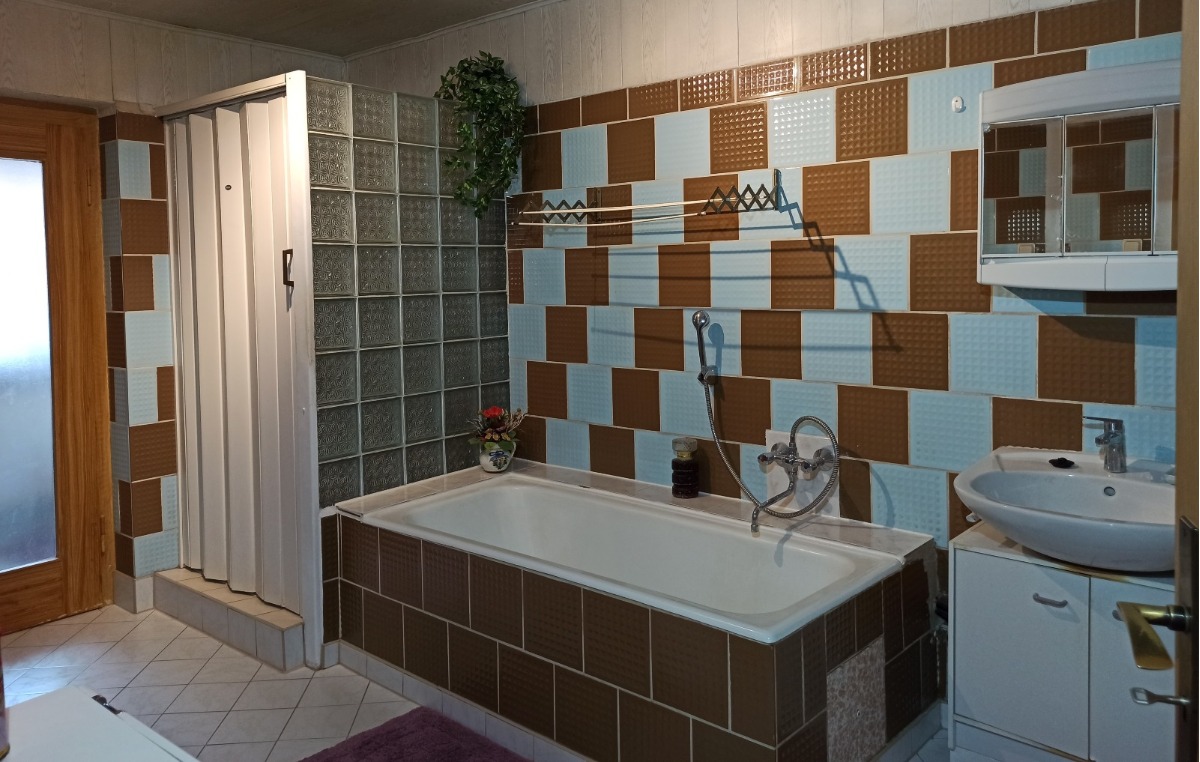 Das Bad mit Wanne und Dusche im Erdgeschoss