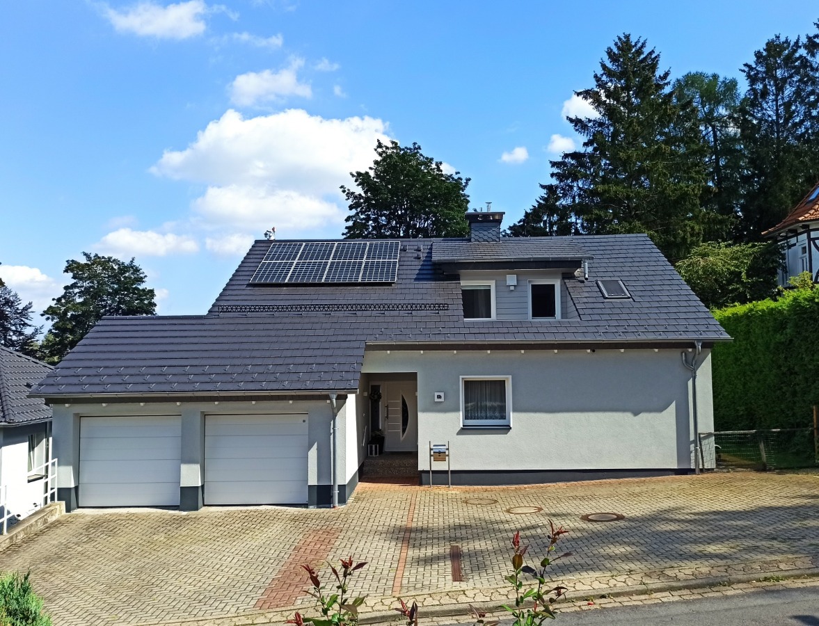 Eingangsbereich mit Garagen und Stellplätze
