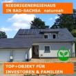 Hier sehen Sie eine Ansicht von der Straße mit Eingangsbereich - Niedrigenergie-Mehrfamilienhaus in Bad Sachsa – Investieren mit Weitblick!