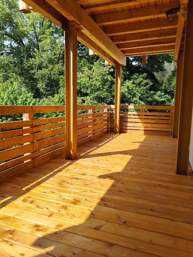Großer, rustikaler und überdachter Balkon mit ca. 17,5 m²