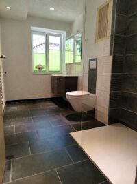Das moderne freundliche, helle Bad mit Dusche